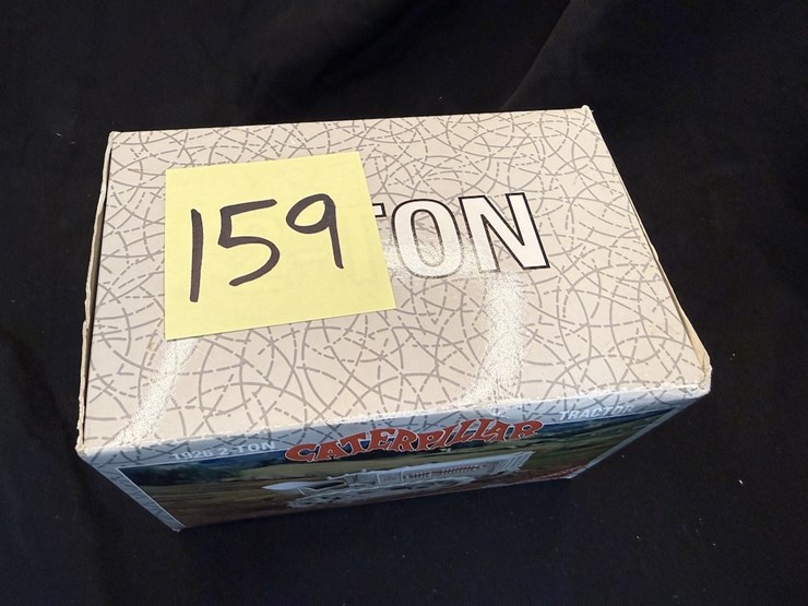 ertl-1926-2-ton-caterpillar-image-2