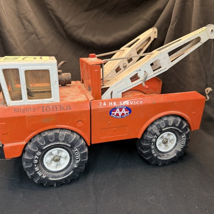 Tonka Mighty AA Tow Truck