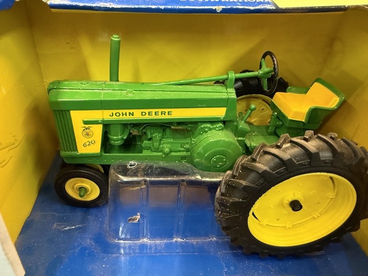ertl-john-deere-620-image-3