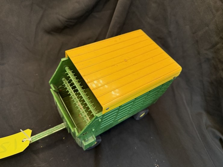 ertl-john-deere-chopper-box-image-2