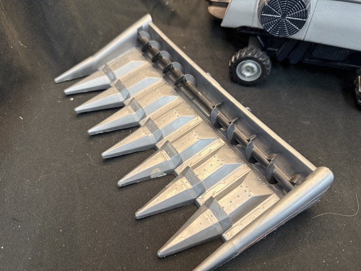 gleaner-r60-combine-w/-heads-image-6