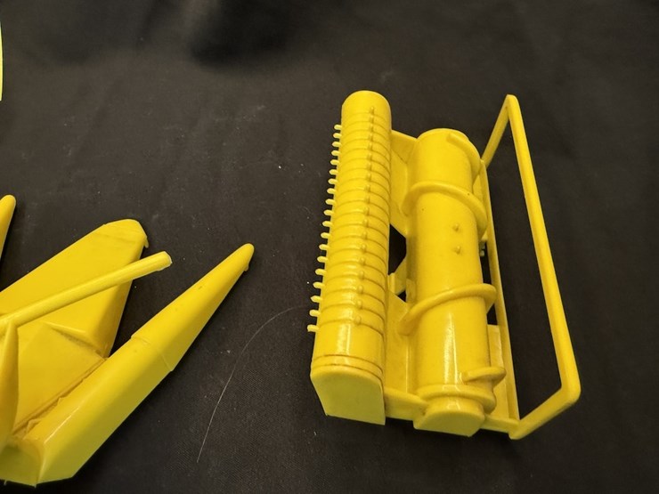 ertl-john-deere-chopper-w/-heads-image-4