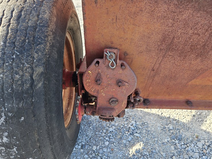 #203935-•-international-fert-spreader-image-7