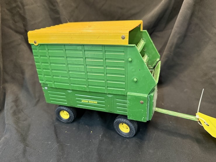 ertl-john-deere-chopper-box-image-3