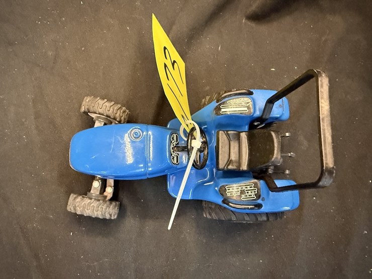 ertl-new-holland-tc33d-tractor-image-3