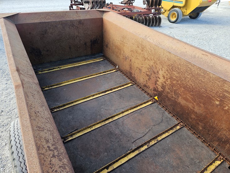 #205212-•-schuler-4x10-feed-wagon-image-4