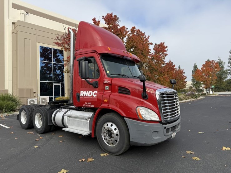 2014-freightliner-tandem-axle-day-cab-truck-tractor-image-2