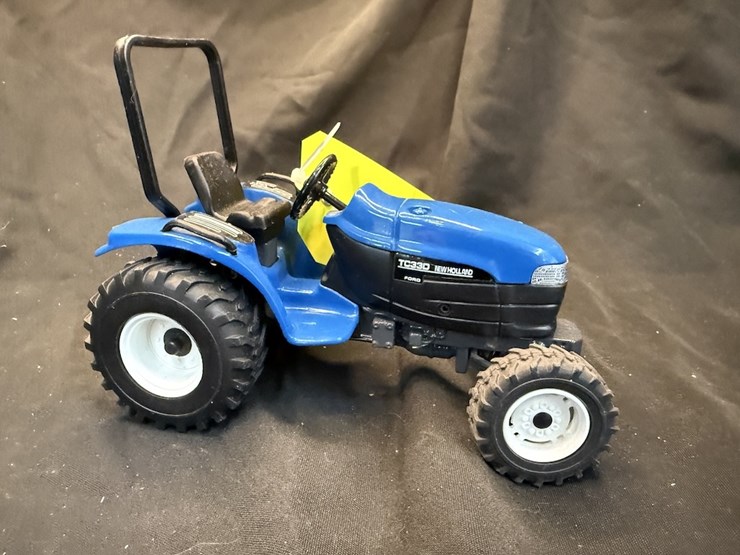 ertl-new-holland-tc33d-tractor-image-1