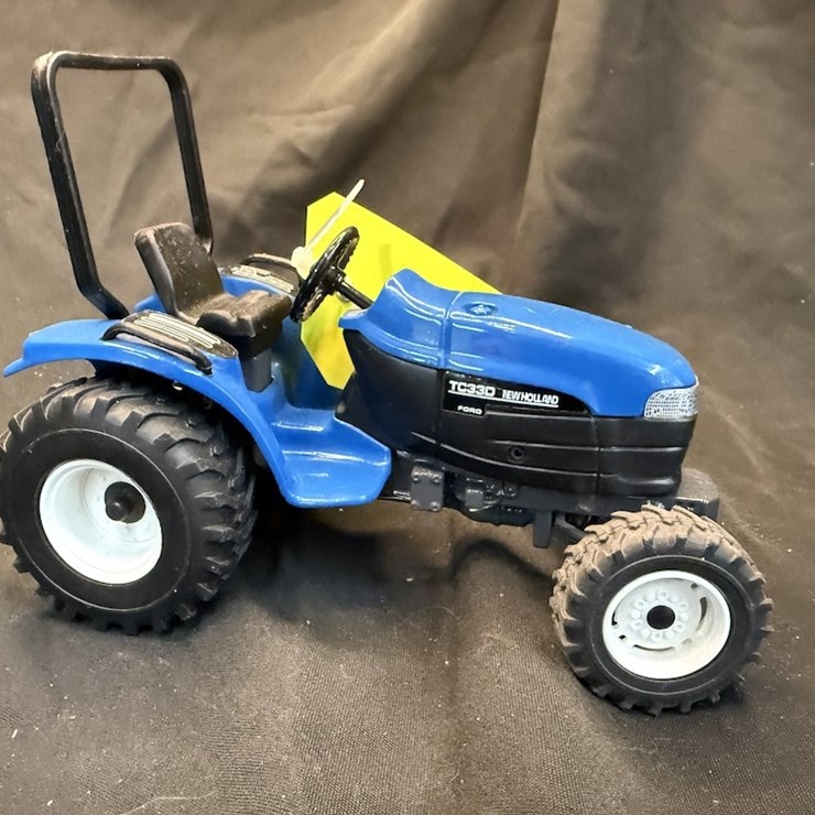 Ertl New Holland TC33D Tractor