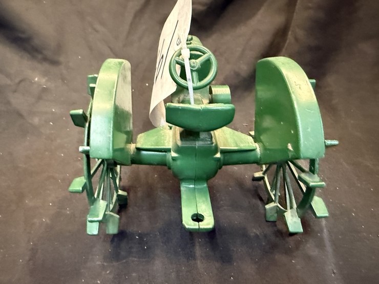 scale-models-oliver-70-row-crop-image-4