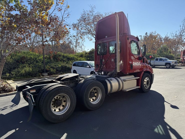 2014-freightliner-tandem-axle-day-cab-truck-tractor-image-3
