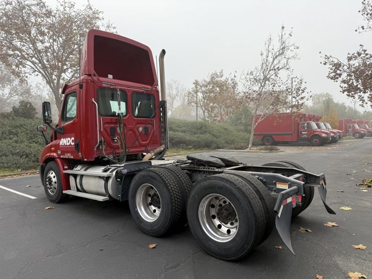 2014-freightliner-tandem-axle-day-cab-truck-tractor-image-4