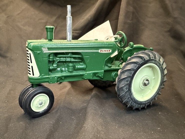 ertl-oliver-880-tractor-image-1