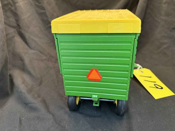ertl-john-deere-chopper-box-image-4