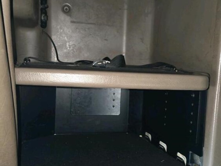 2005-peterbilt-379-image-43