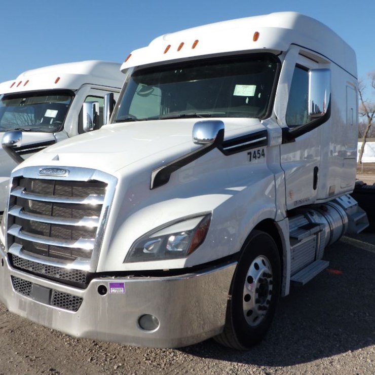 FREIGHTLINER CASCADIA 126