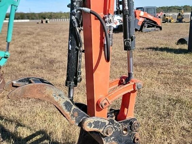 2022-kubota-kx040-image-3