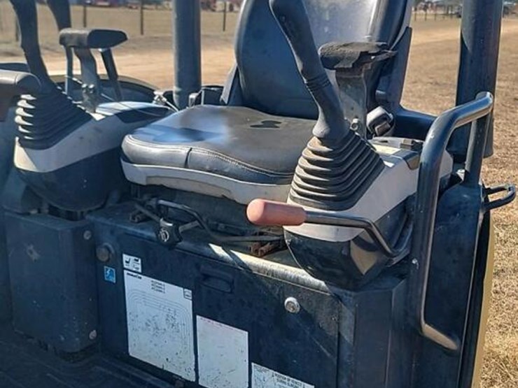 komatsu-pc27mr-3-image-23