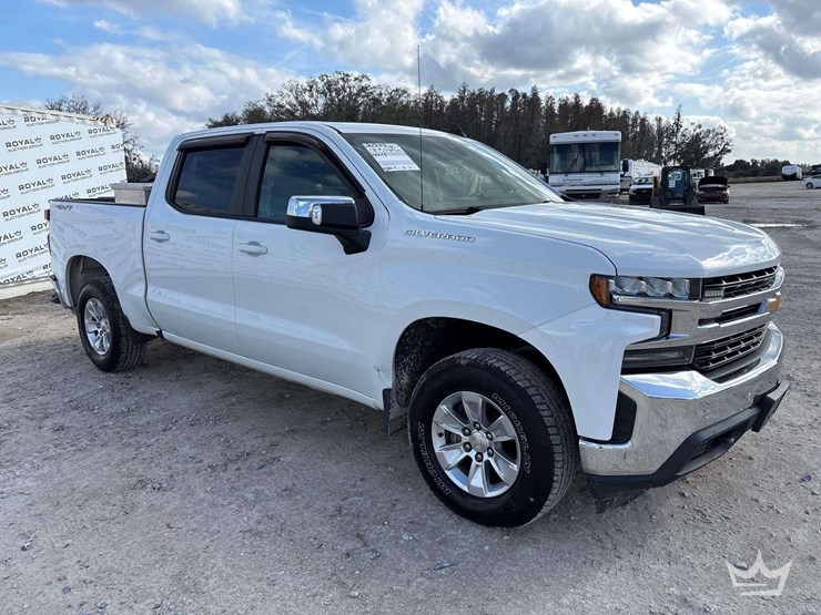 2019-chevrolet-silverado-1500-lt-4x4-crew-cab-pickup-truck-image-2