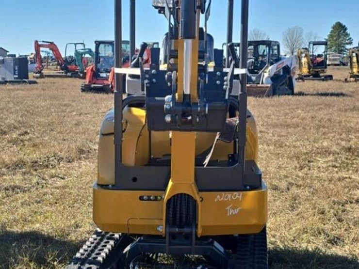 unused-2025-cfg-qk20r-mini-excavator,-s/n-9060863:-23hp-gas-eng.,-2-cylinders,-bkt.-image-2