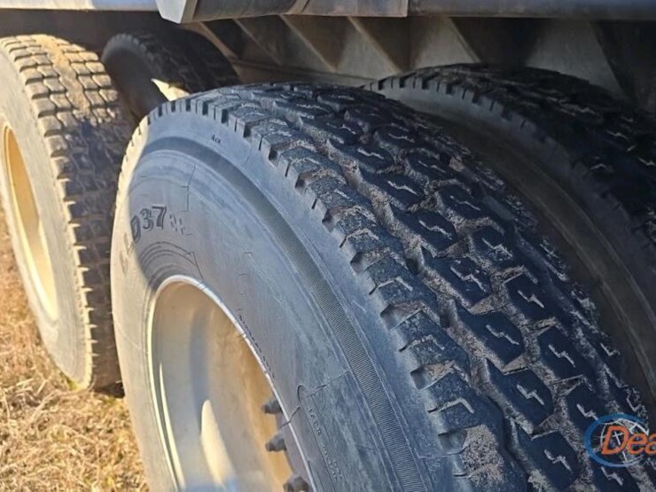 peterbilt-388-image-10