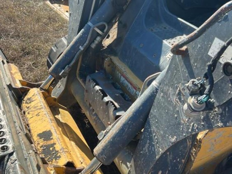 2017-deere-323e-image-8