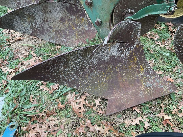 john-deere-pull-tye-4-bottom-plow-on-rubber-image-17
