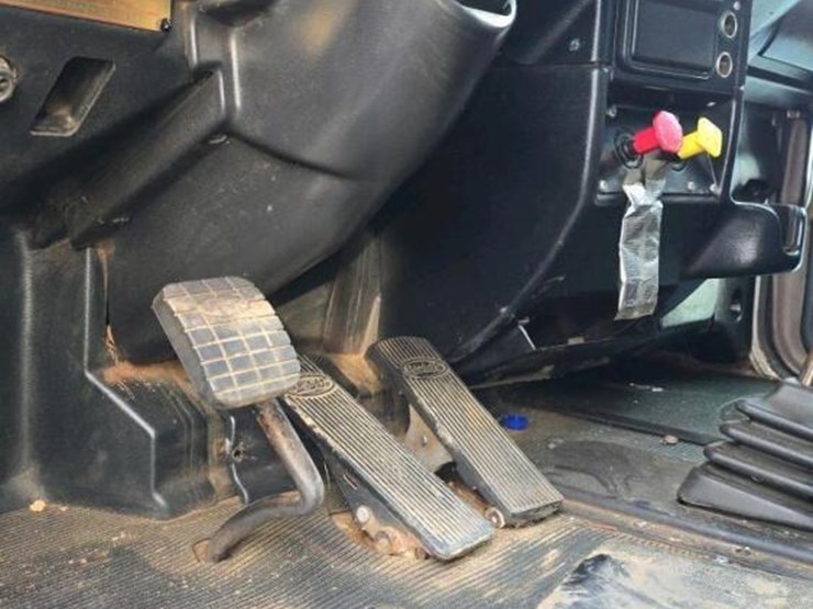 2005-peterbilt-379-image-28