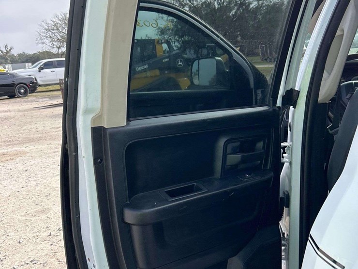 2015-dodge-1500-image-19