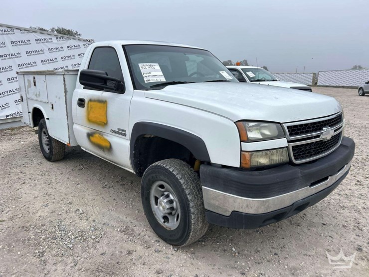2006-chevrolet-silverado-2500-image-2
