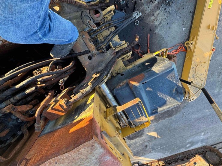 2015-caterpillar-312el-image-12