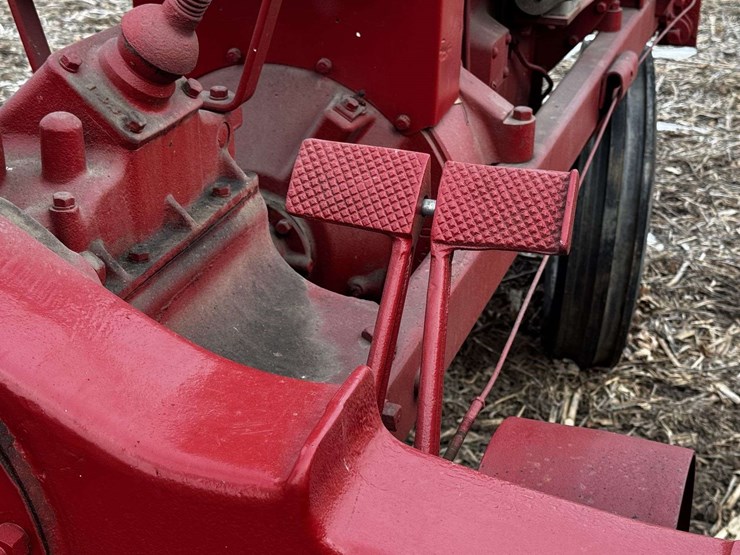 farmall-f-20-narrow-front-on-rubber-image-14