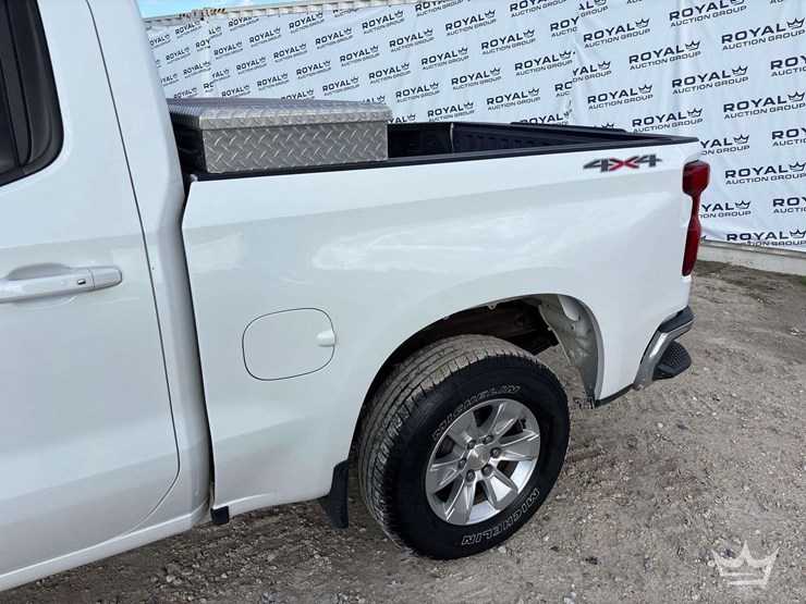 2019-chevrolet-silverado-1500-lt-4x4-crew-cab-pickup-truck-image-8