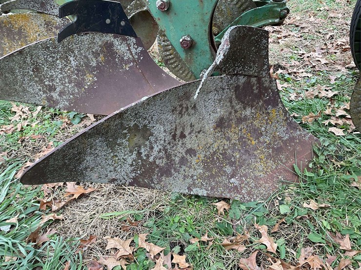 john-deere-pull-tye-4-bottom-plow-on-rubber-image-16