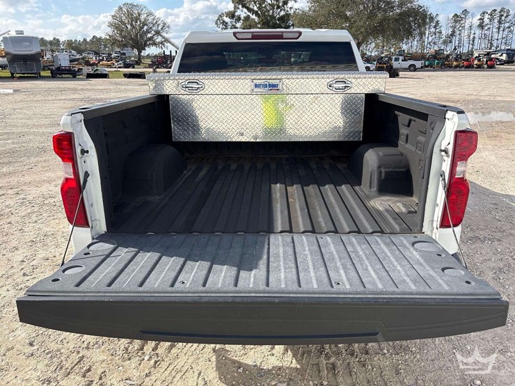2019-chevrolet-silverado-1500-lt-4x4-crew-cab-pickup-truck-image-10