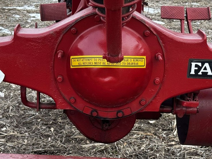 farmall-f-20-narrow-front-on-rubber-image-10