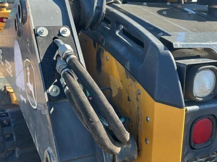 2017-deere-323e-image-5