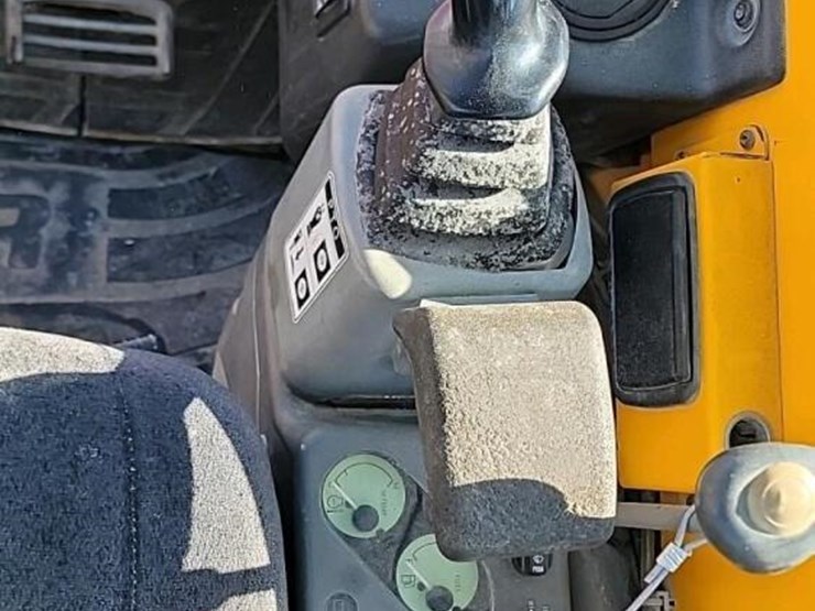 2013-yanmar-vio25-4-image-22