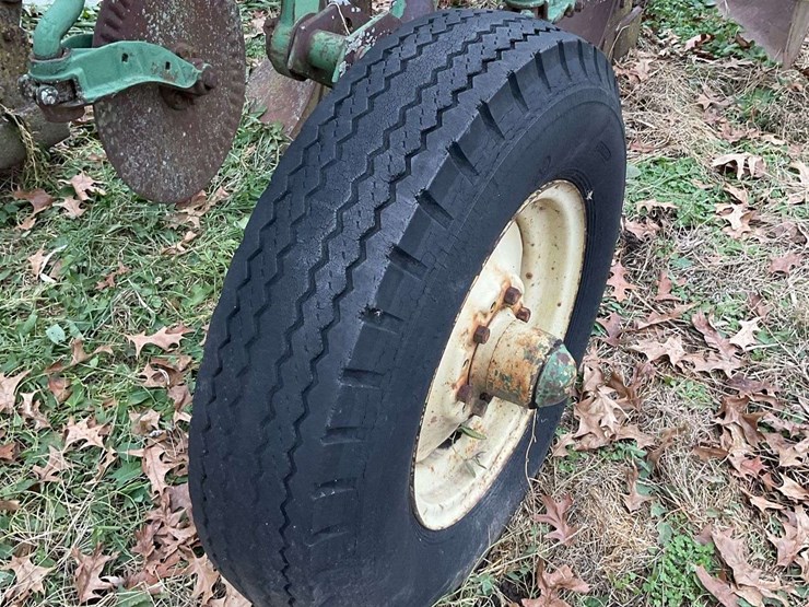 john-deere-pull-tye-4-bottom-plow-on-rubber-image-8