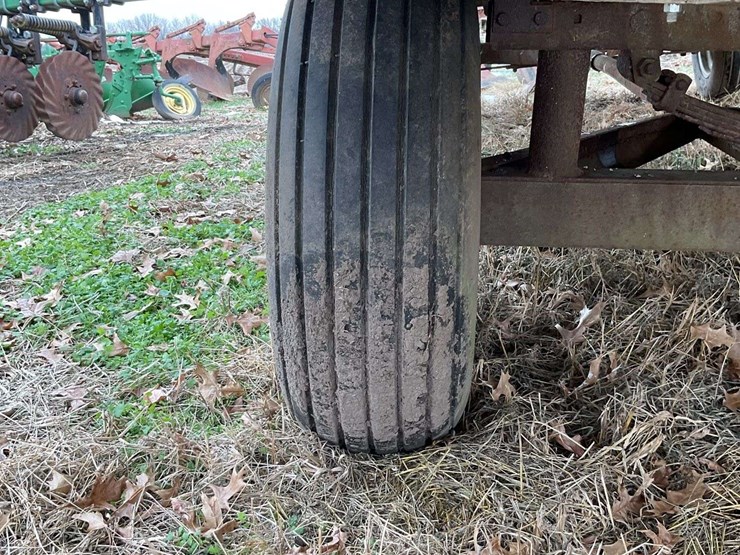 hay-wagon-w/-john-deere-running-gear-image-9