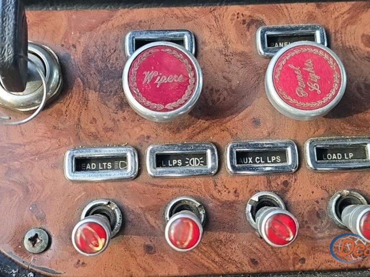 2005-peterbilt-379-image-38