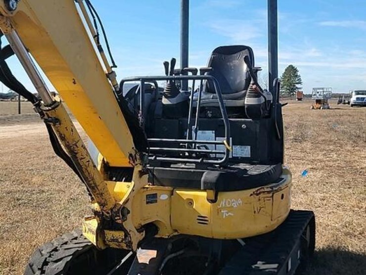 komatsu-pc27mr-3-image-5