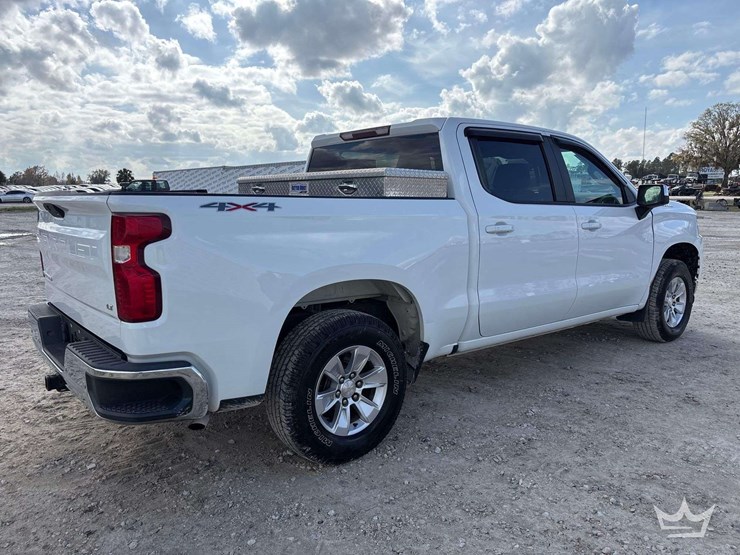 2019-chevrolet-silverado-1500-lt-4x4-crew-cab-pickup-truck-image-3
