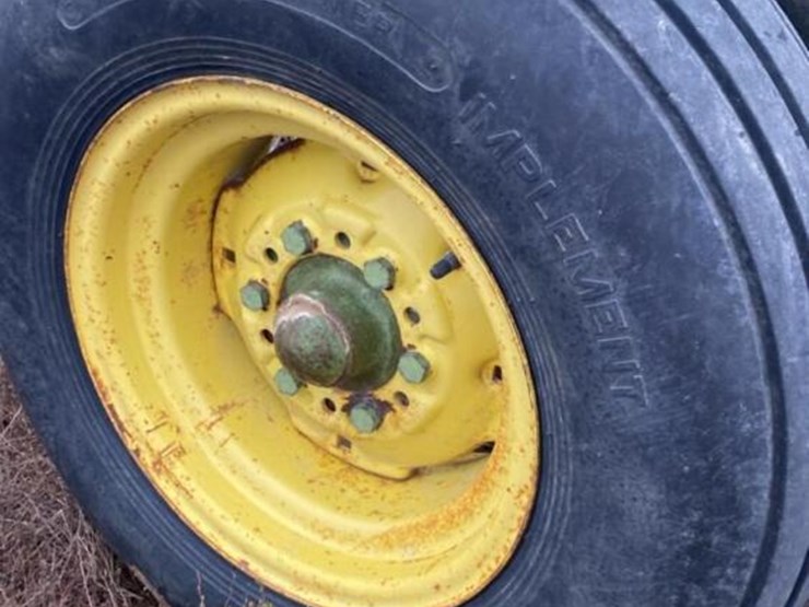 john-deere-220-image-4