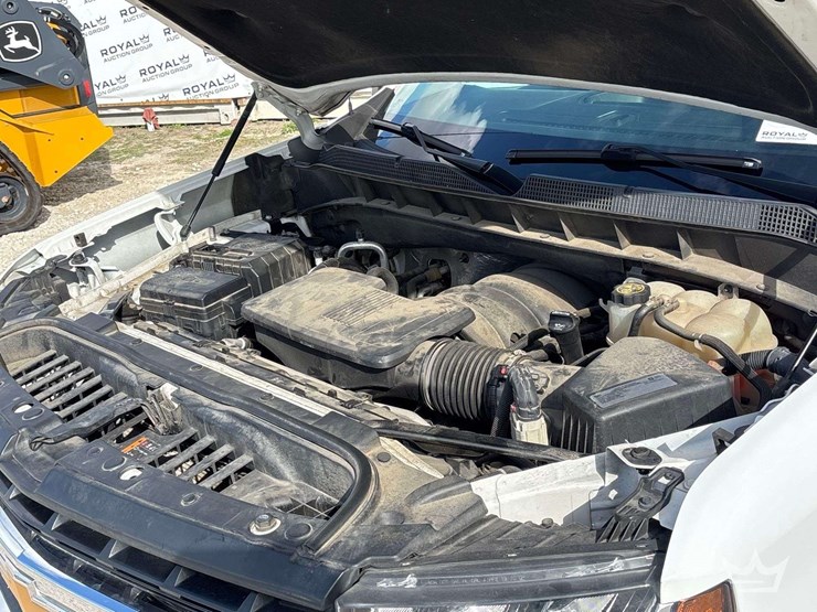 2019-chevrolet-silverado-1500-lt-4x4-crew-cab-pickup-truck-image-13