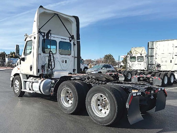 2018-freightliner-cascadia-113-image-2