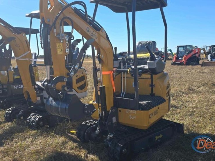 unused-2025-cfg-qk18r-mini-excavator,-s/n-4000025:-13.5hp-gas-eng.,-pilot-system-image-1