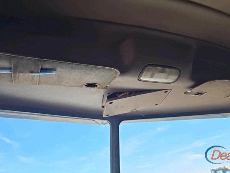 peterbilt-388-image-34