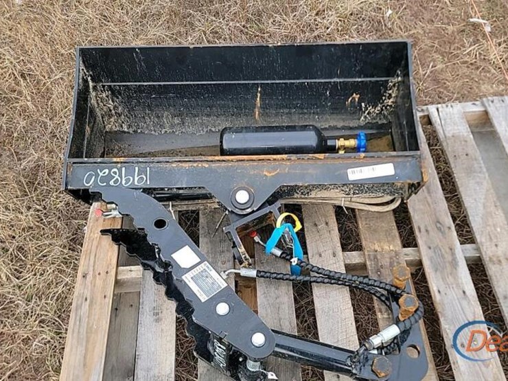 future-32"-hydraulic-tilting-bucket:-fits-1-3-ton-mini-excavator-image-1