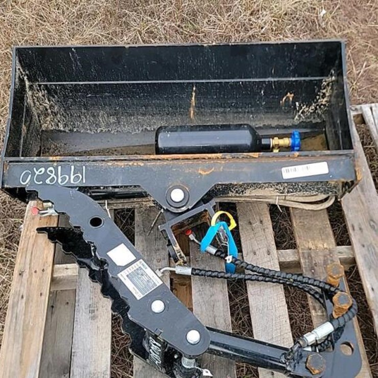 FUTURE 32" HYDRAULIC TILTING BUCKET: FITS 1-3 TON MINI EXCAVATOR